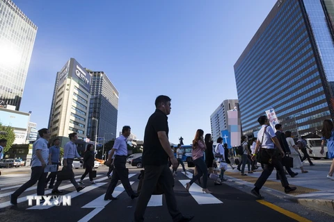 Người dân di chuyển trên đường phố Seoul, Hàn Quốc ngày 17/8. (Nguồn: Yonhap/TTXVN)