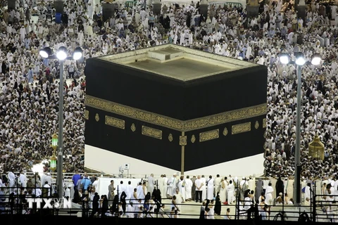 Các tín đồ Hồi giáo cầu nguyện tại thánh địa Mecca, Saudi Arabia ngày 29/8/2017. (Nguồn: EPA/TTXVN)