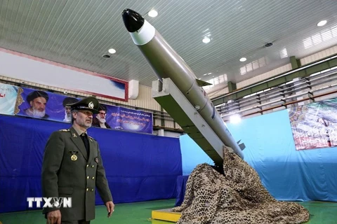 Bộ trưởng Quốc phòng Iran Amir Hatami công bố tên lửa đạn đạo tầm ngắn thế hệ mới Fateh Mobin tại buổi lễ ở Tehran ngày 13/8. (Nguồn: AFP/TTXVN)