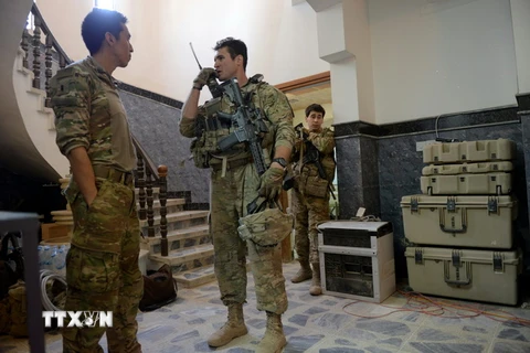 Binh sỹ Mỹ cố vấn cho lực lượng Iraq tại Mosul, Iraq ngày 21/6/2017. (Nguồn: AFP/TTXVN)