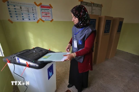 Cử tri Iraq bỏ phiếu tại một điểm bầu cử Quốc hội ở Mosul ngày 12/5. (Nguồn: AFP/TTXVN)