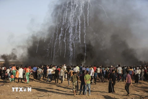 Binh sỹ Israel bắn đạn hơi cay về phía người biểu tình Palestine taị khu vực biên giới Gaza và Israel ngày 10/8. (Nguồn: THX/TTXVN)