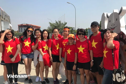 Các cổ động viên Việt Nam nổi bật trong trang phục áo cờ đỏ sao vàng. (Ảnh: Đỗ Quyên/Vietnam) 