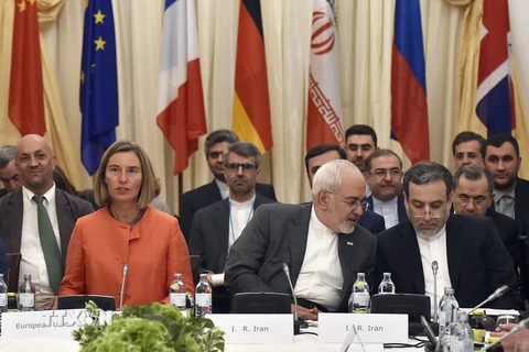 Ngoại trưởng Iran Mohammad Javad Zarif (giữa) và Cao ủy Liên minh châu Âu phụ trách chính sách an ninh và đối ngoại Federica Mogherini (trái) tại Hội nghị Ngoại trưởng các bên còn lại trong thỏa thuận hạt nhân với Iran tại Vienna, Áo ngày 6/7. (Nguồn: AFP