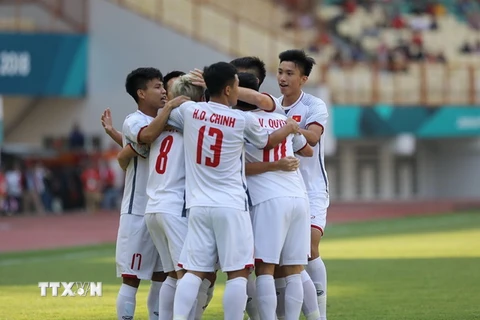 Các cầu thủ Olympic Việt Nam ăn mừng bàn thắng mở tỷ số ở phút thứ 2 của tiền vệ Quang Hải. (Ảnh: Hoàng Linh/TTXVN)
