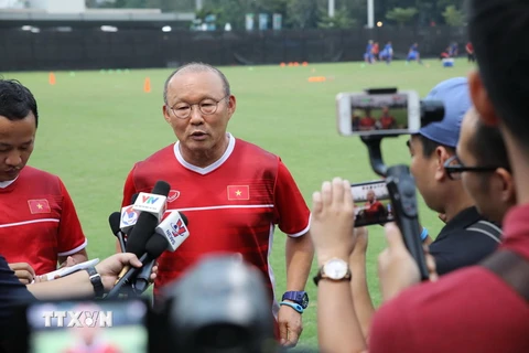 Huấn luyện viên Park Hang Seo trả lời phỏng vấn trước buổi tập. (Ảnh: Hoàng Linh/TTXVN) 