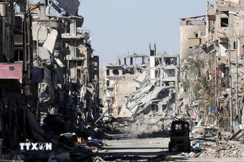 Cảnh đổ nát tại Raqqa, Syria. (Nguồn: IRNA/TTXVN)