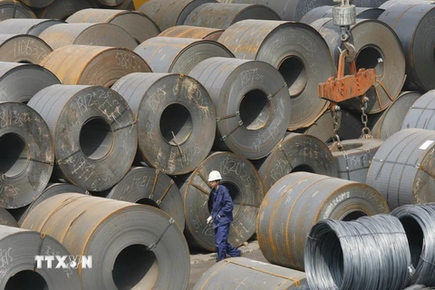 Sản phẩm thép cuộn được xếp tại cảng ở Thẩm Dương, Trung Quốc. (Nguồn: EPA-EFE/TTXVN)