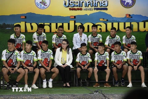 [Video] Huấn luyện viên đội bóng Thái Lan chia sẻ bí mật lúc mắc kẹt