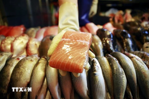 Cá hồi nhập khẩu từ Mỹ được bày bán tại một khu chợ ở Bắc Kinh, Trung Quốc ngày 5/7. (Nguồn: EPA/TTXVN)