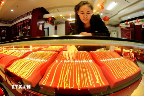 Vàng được bày bán tại cửa hàng ở Thanh Đảo, tỉnh Sơn Đông, Trung Quốc. (Nguồn: AFP/TTXVN)