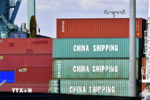 Hàng hóa nhập khẩu từ Trung Quốc được xếp tại cảng Long Beach ở California, Mỹ ngày 6/7. (Nguồn: AFP/TTXVN)