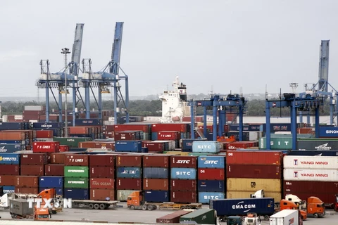 Các container phế liệu nằm rãi rác trong cảng Cát Lái. (Ảnh: Hoàng Hải/TTXVN)