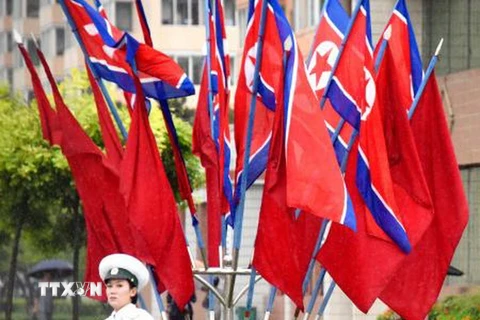 Quốc kỳ Triều Tiên tung bay trên một đường phố ở thủ đô Bình Nhưỡng. (Nguồn: Kyodo/TTXVN)