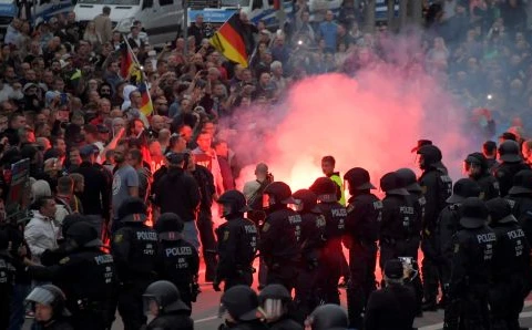 Hàng trăm cảnh sát chống bạo động đã sử dụng vòi rồng để giải tán đám đông hơn 1.000 người. (Nguồn: Reuters)