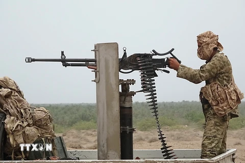 Lực lượng ủng hộ Chính phủ Yemen làm nhiệm vụ tại khu vực gần thành phố Al Jah, tỉnh Hodeida ngày 7/6. (Nguồn: AFP/TTXVN)