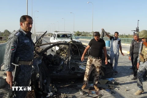 Hiện trường một vụ đánh bom xe liều chết ở Iraq. (Nguồn: AFP/TTXVN)