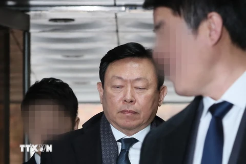 Chủ tịch Tập đoàn Lotte Shin Dong-bin (giữa) tại tòa án ở thủ đô Seoul ngày 14/12/2017. (Nguồn: Yonhap/TTXVN)