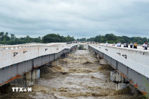 Cây cầu dọc tuyến đường cao tốc nối Yangon và Naypyidaw (Myanmar) bị nước lũ làm hư hại sau sự cố vỡ đê ngày 29/8. (Nguồn: AFP/TTXVN)