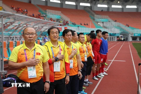 Ông Park Hang-seo và ban huấn luyện Olympic Việt Nam. (Ảnh: Hoàng Linh/TTXVN)
