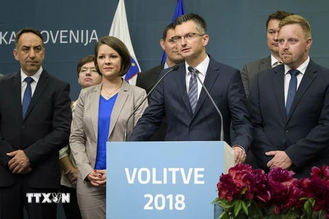 Thủ tướng Marjan Sarec (thứ 2, phải) trong cuộc họp báo sau phiên họp Quốc hội tại Ljubljana. (Nguồn: AFP/TTXVN)
