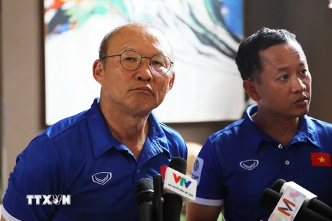 Huấn luyện viên trưởng đội tuyển Olympic Việt Nam Park Hang Seo trao đổi với báo chí. (Ảnh: Hoàng Linh/TTXVN)