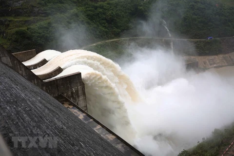 Thủy điện Bản Vẽ đang giữ nguyên lượng nước xả lũ khoảng 600m3/s từ ngày 30/7. (Ảnh: Nguyễn Oanh/TTXVN)