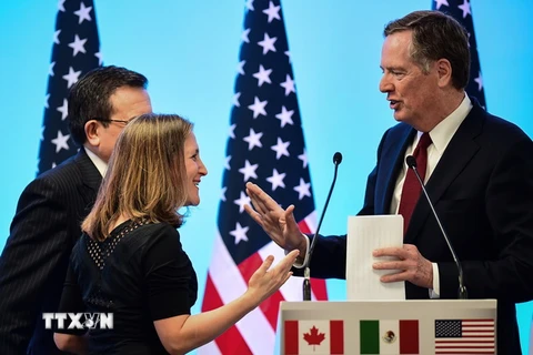 Ngoại trưởng Canada Chrystia Freeland (thứ 2, trái) và Đại diện Thương mại Mỹ Robert Lighthizer (phải) trong cuộc họp báo tại cuộc tái đàm phán NAFTA ở Mexico City ngày 5/3/2018. (Nguồn: AFP/TTXVN)