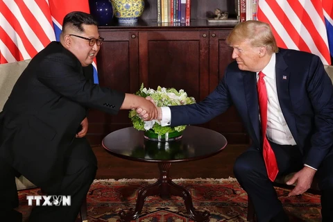 Nhà lãnh đạo Triều Tiên Kim Jong-un (trái) và Tổng thống Mỹ Donald Trump tại cuộc gặp ở Singapore ngày 12/6. (Nguồn: THX/TTXVN)