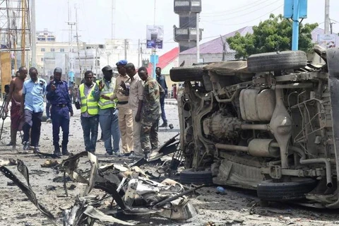 Hiện trường một vụ đánh bom xe ở Somalia. (Nguồn: AP)