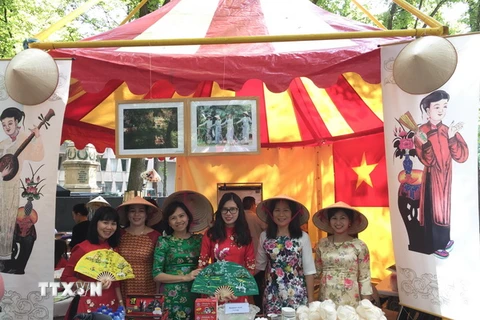 Gian hàng của Việt Nam tại Lễ hội các Sứ quán lần thứ 6. (Nguồn: TTXVN)