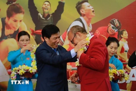 Bộ trưởng Bộ Văn hóa, Thể thao và Du lịch Nguyễn Ngọc Thiện chúc mừng huấn luyện viên trưởng đội tuyển bóng đá Olympic Việt Nam Park Hang-seo. (Ảnh: Trọng Đạt/TTXVN)