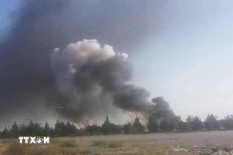 Khói bốc lên từ hiện trường vụ rơi máy bay trực thăng ở tỉnh Balkh, Afghanistan ngày 2/9. (Nguồn:Radio Pakistan/TTXVN)