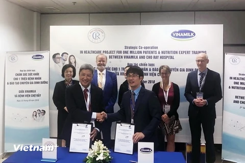 Đại diện lãnh đạo Bệnh viện Chợ Rẫy và Vinamilk ký kết hợp tác chiến lược giai đoạn 2019-2021. (Nguồn: Vietnam+)