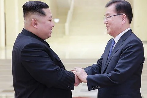 Nhà lãnh đạo Triều Tiên Kim Jong-un (trái) và Đặc phái viên của Tổng thống Hàn Quốc Moon Jae-in, ông Chung Eui-yong. (Nguồn: Getty Images)