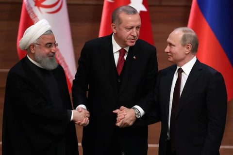 Tổng thống Nga Vladimir Putin (phải), Tổng thống Iran Hassan Rouhani (trasii) và Tổng thống Thổ Nhĩ Kỳ Tayyip Erdogan. (Nguồn: hurriyetdailynews.com)