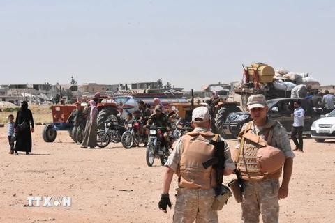 Binh sỹ Nga và binh sỹ quân đội Chính phủ Syria tuần tra tại Abu Duhur, tỉnh Idlib, Syria, ngày 20/8. (Nguồn: AFP/TTXVN)