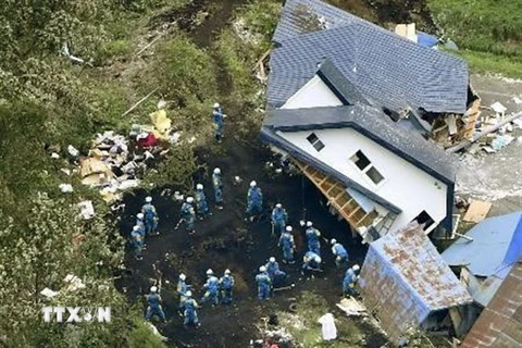 Lực lượng cứu hộ tìm kiếm người mất tích sau trận động đất ở Hokkaido. (Nguồn: Kyodo/TTXVN)