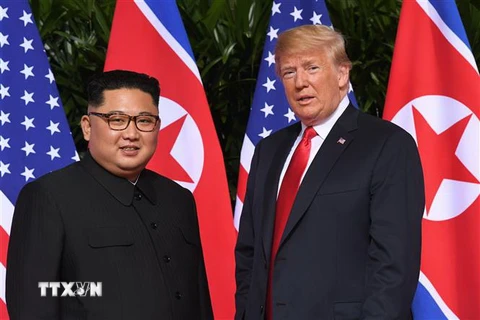 Tổng thống Mỹ Donald Trump (phải) và nhà lãnh đạo Triều Tiên Kim Jong-un tại cuộc gặp thượng đỉnh ở Singapore ngày 12/6. (Nguồn: AFP/TTXVN)