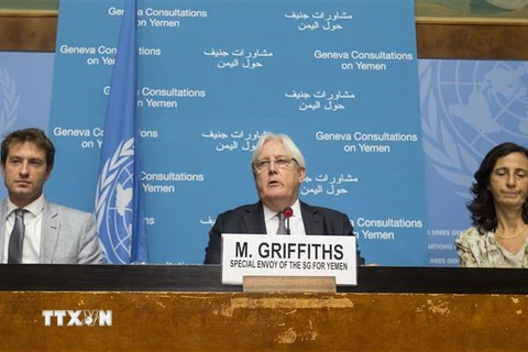 Đặc phái viên Liên hợp quốc về Yemen Martin Griffiths (giữa) tại cuộc họp báo ở Geneva, Thụy Sĩ. (Nguồn: THX/TTXVN)