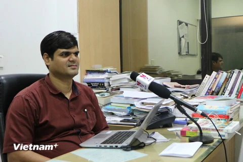 Giáo sư-tiến sỹ Faisal Ahmed, Chủ nhiệm Khoa Kinh tế quốc tế tại trường Quản lý FORE, là trường đầu ngành về kinh tế ở New Delhi. (Ảnh: Huy Bình-Minh Luyến/Vietnam+)