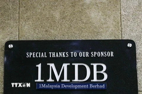Biểu tượng 1MDB tại một tòa nhà ở Kuala Lumpur, Malaysia ngày 26/5. (Nguồn: EPA-EFE/TTXVN)