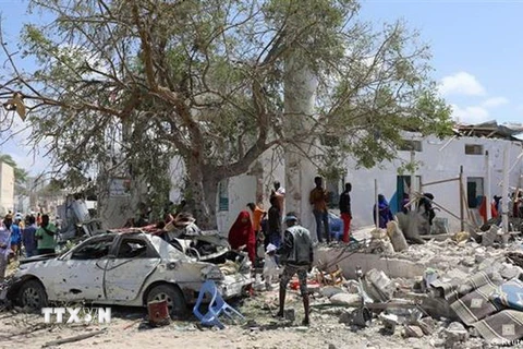 Hiện trường đổ nát sau vụ nổ ở Mogadishu ngày 10/9. (Nguồn: Deutsche Welle/TTXVN)