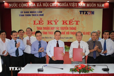 Ông Nguyễn Đức Lợi, Ủy viên Trung ương Đảng, Tổng giám đốc TTXVN (bên trái) và Chủ tịch Ủy ban Nhân dân tỉnh ThừaThiên-Huế Phan Ngọc Thọ ký kết thỏa thuận hợp tác truyền thông. (Ảnh: Hồ Cầu/TTXVN)