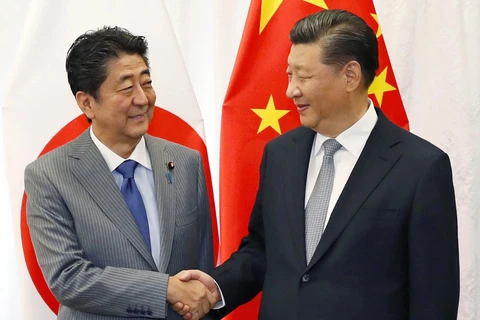 Thủ tướng Nhật Bản Shinzo Abe (trái) và Chủ tịch Trung Quốc Tập Cận Bình. (Nguồn: Kyodo) 