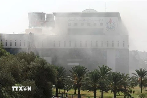 Khói bốc lên từ trụ sở của Tập đoàn dầu mỏ quốc gia (NOC) ở Tripoli, Libya sau vụ tấn công ngày 10/9. (Nguồn: Reuters/TTXVN)