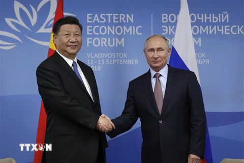 Tổng thống Nga Vladimir Putin (phải) và Chủ tịch Trung Quốc Tập Cận Bình tại cuộc gặp ở Vladivostok ngày 11/9. (Nguồn: AFP/TTXVN)