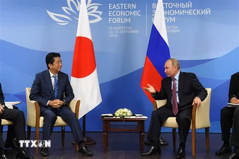Tổng thống Nga Vladimir Putin (phải) và Thủ tướng Nhật Bản Shinzo Abe trong cuộc gặp tại Vladivostok, Nga ngày 10/9. (Nguồn: AFP/TTXVN)
