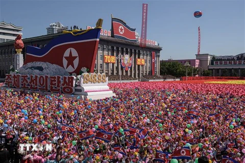 Người dân tham dự lễ diễu binh diễu hành kỷ niệm 70 năm Quốc khánh Triều Tiên ở Bình Nhưỡng ngày 9/9. (Nguồn: AFP/TTXVN)