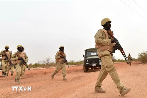 Binh sỹ Burkina Faso trong buổi huấn luyện tại doanh trại Kamboinse-General Bila Zagre, gần Ouagadougo ngày 13/4. (Nguồn: AFP/TTXVN)